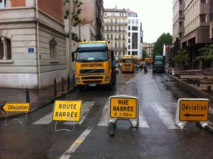 route barrée et déviation panneau de signalisation temporaire