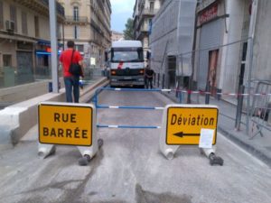 route barrée, panneau de signalisation temporaire