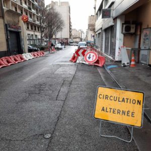 panneaux routiers sur route urbaine, en centre ville, lors de travaux. Un panneau de circulation alternée et un panneau de double sens avec sens prioritaire fleche noire