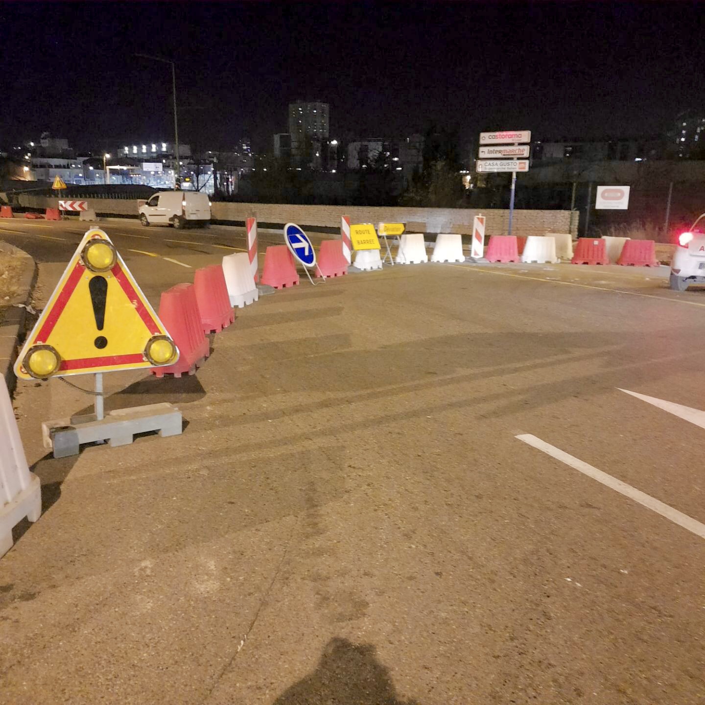 Pose de panneaux de signalisation routière sur autoroutes