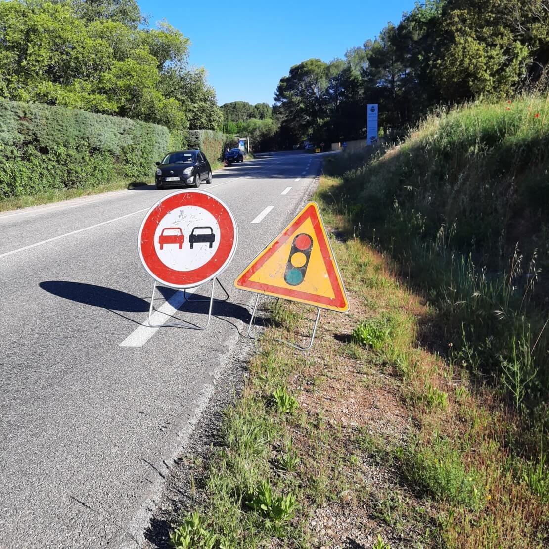 Pose de panneaux de signalisation routière sur autoroutes et voies rapides