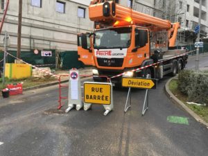 panneau déviation et route barrée temporaires