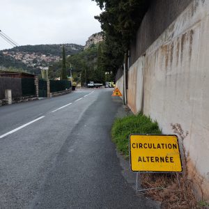 Panneaux posés sur la voie pour une circulation alternée par feux-Alpes Maritimes